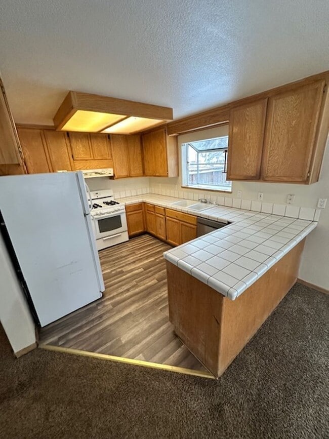 Building Photo - Large 3BR 2Bath Home with balcony availabl...