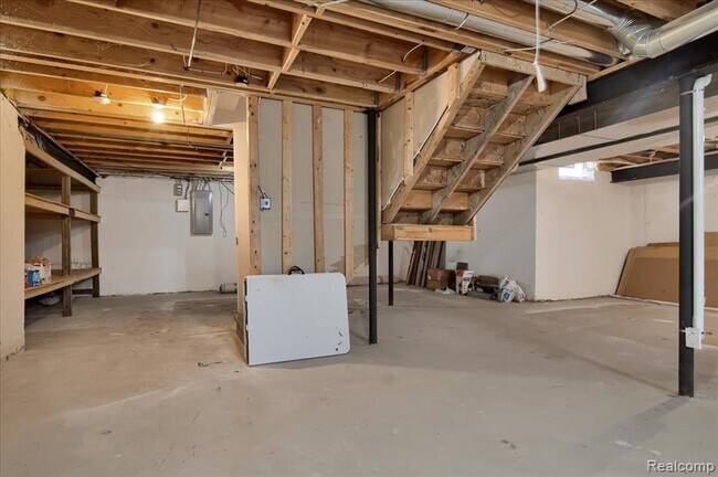 Building Photo - 2565 River Woods Dr N