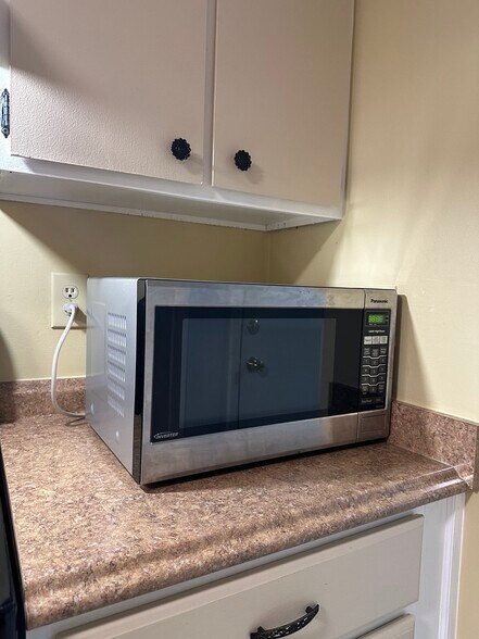 Building Photo - 1855 Poplar Woods Cir W