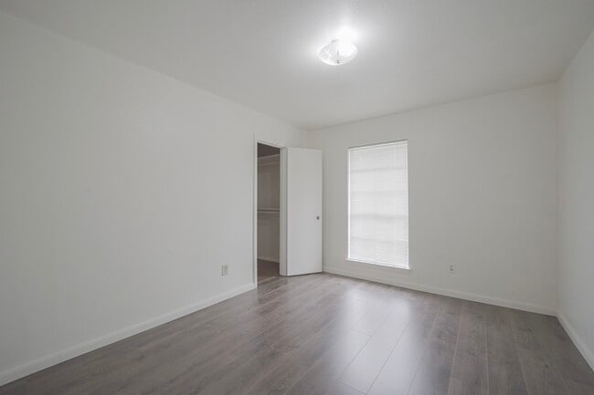 Building Photo - 9811 Mango St