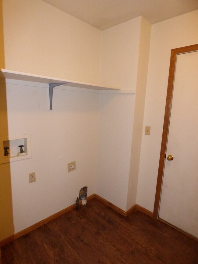 Building Photo - Lovely 3 Bed/2.5 Bath Townhome in Southwes...