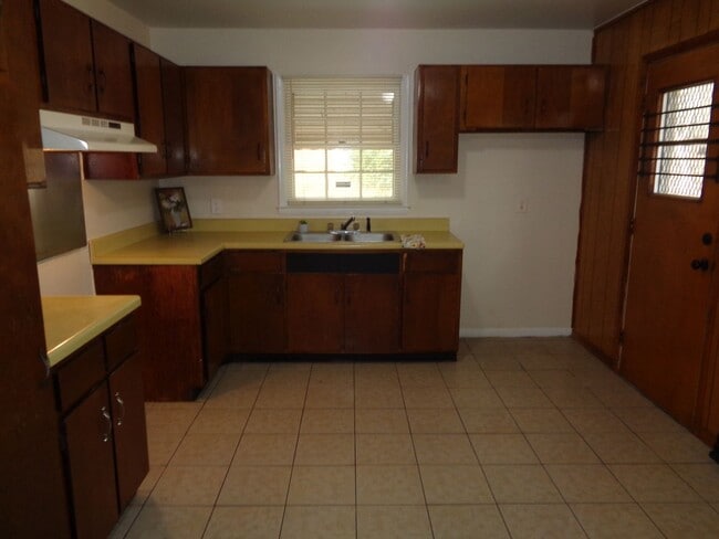 Building Photo - 4 Bedroom House for Rent-Close to University Parkway