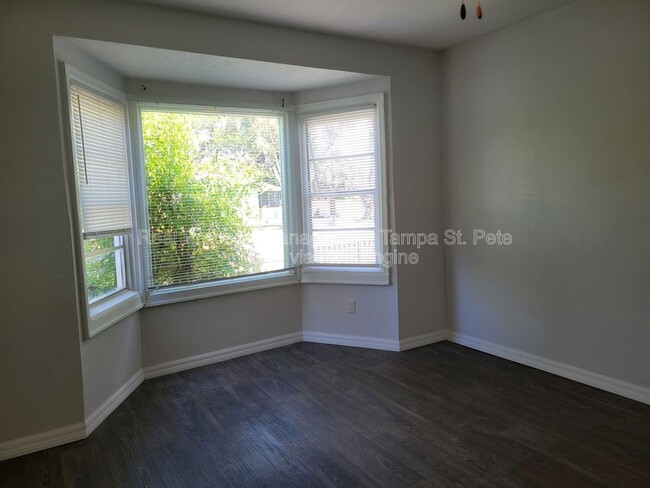 Building Photo - 618 17th Ave S