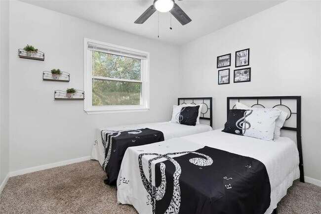 Building Photo - 6509 Sunstrip Dr