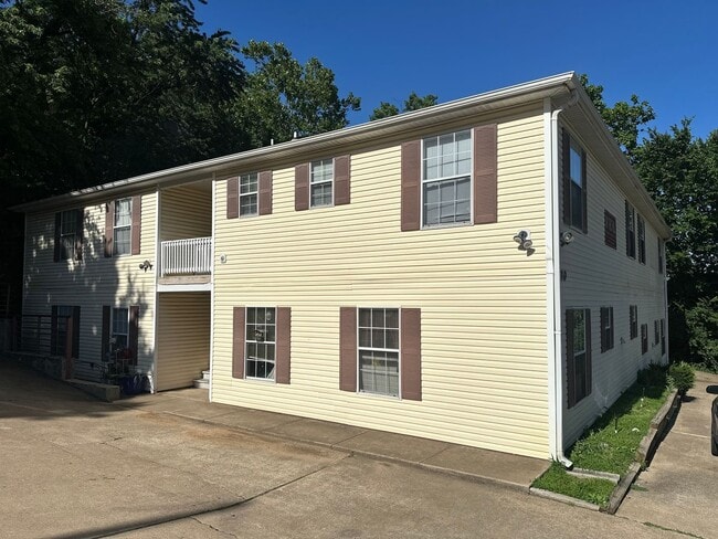 Building Photo - Available Now! 1 Bedroom, 1 Bathroom groun...