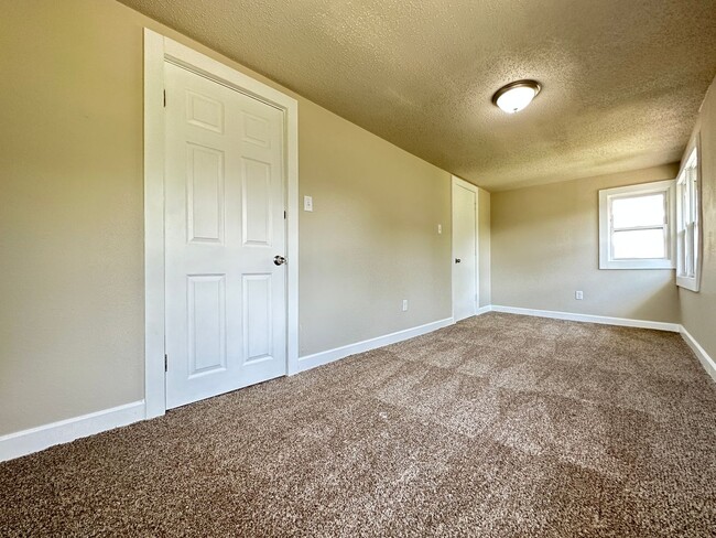 Building Photo - Updated 3 Bedroom 1,800 SQFT Home for Rent