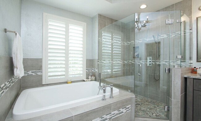 Building Photo - 15 E Breezy Way