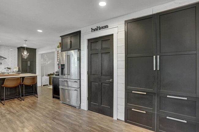 Building Photo - Beautiful 5 Bedroom Home Near the Cherry C...