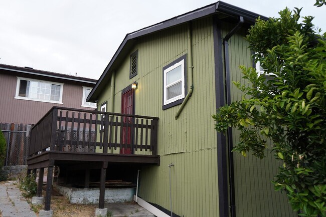 Building Photo - Spacious 3 bedroom, 1 bathroom renovated home
