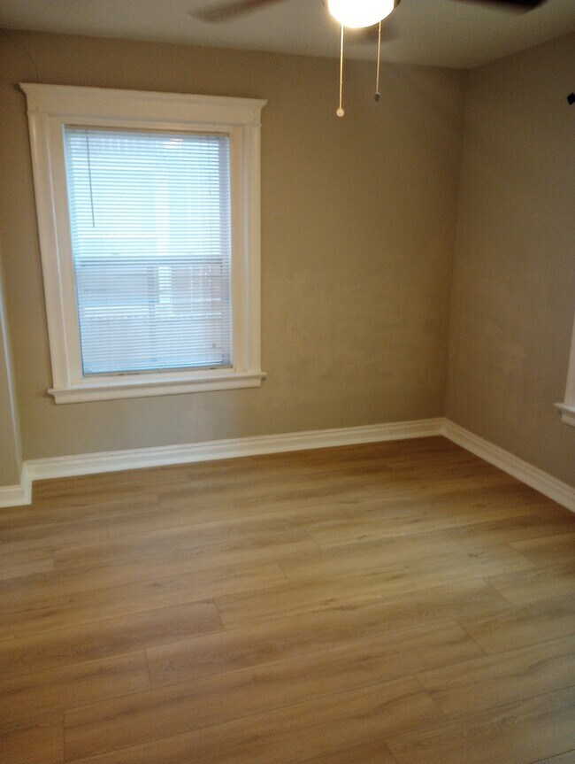 Building Photo - 912-914 E 39th St