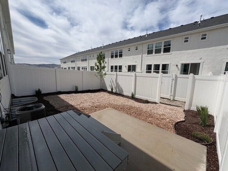 Building Photo - 105 1320 N