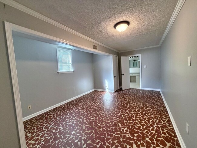 Building Photo - Cozy 3 Bedroom Home Ready for Move In!- $5...