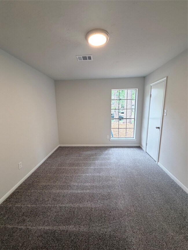 Building Photo - 2102 Lake Creek Dr