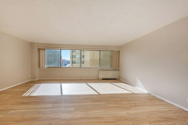 Building Photo - Sunny Renovated Studio w/Utilities Include...