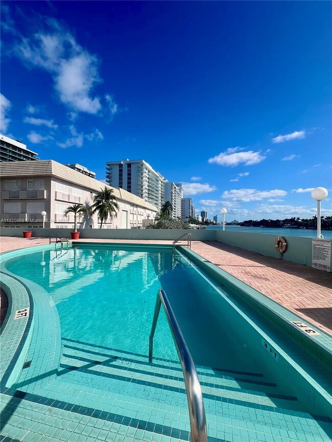 Building Photo - 5838 Collins Ave