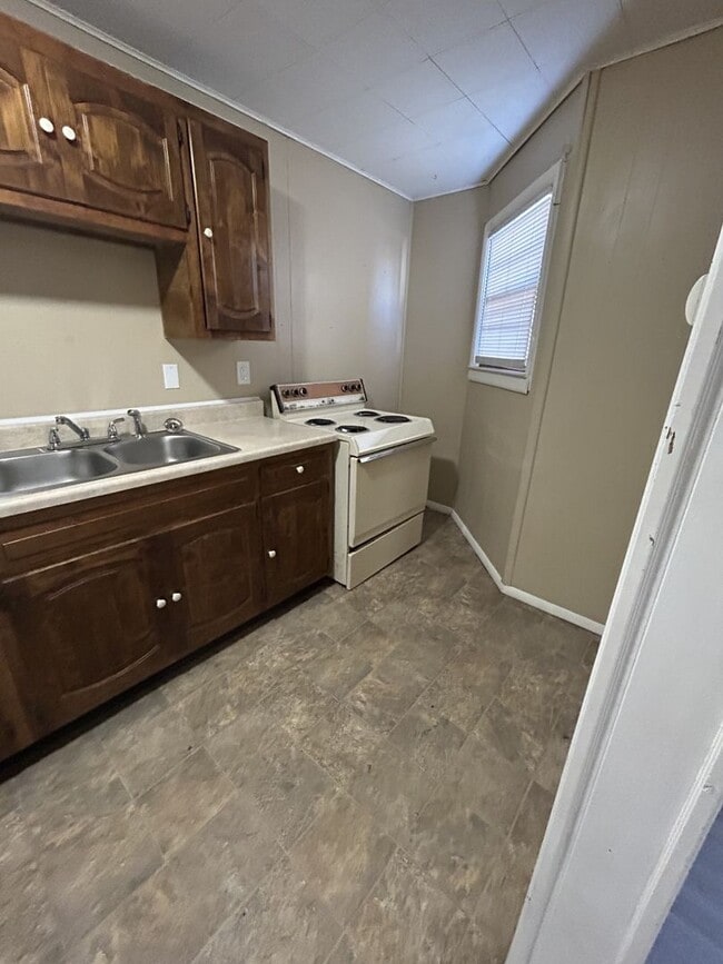 Building Photo - 302 E 7th St