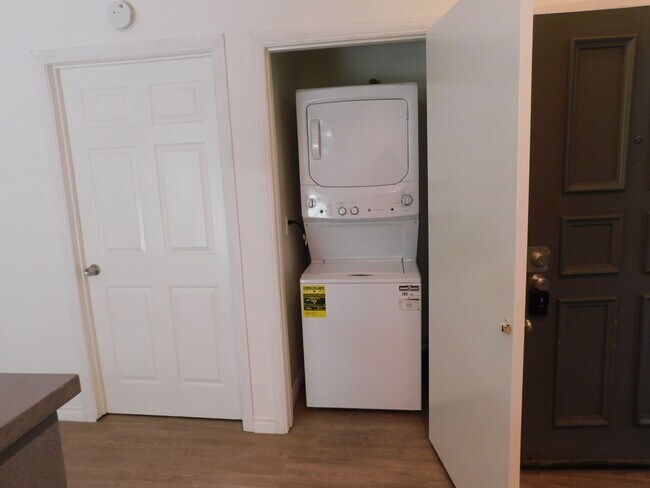 Building Photo - 1 Bedroom 1 Bathroom Downstairs Unit in Ga...