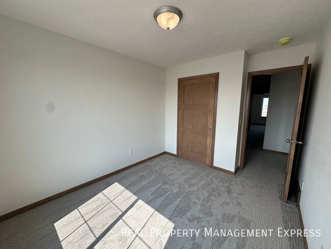 Building Photo - Modern 3 Bedroom 2.5 Bathroom Townhome