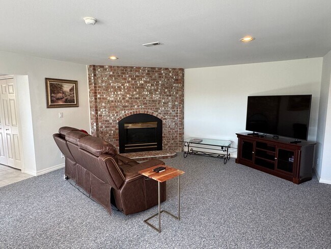 Building Photo - Fully Furnished Duplex ALL UTILITIES INCLUDED