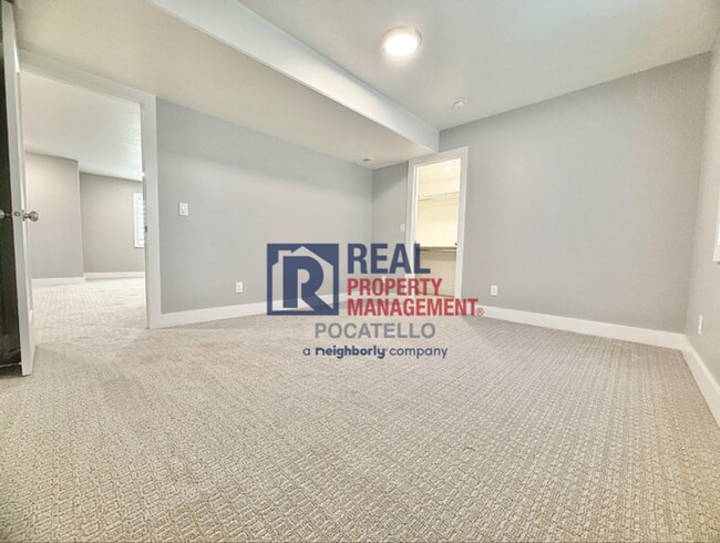 Building Photo - Beautiful Brand New 6 bedroom 3.5 bahtroom...