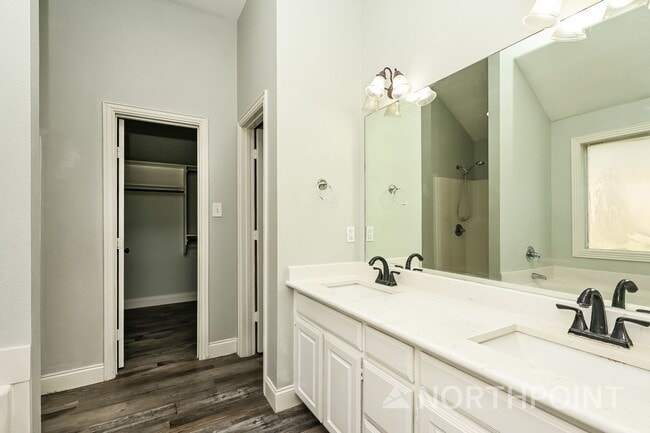 Building Photo - 3 BR/2BA & Den | Single Family Home | 2-Car Garage | Fenced backyard