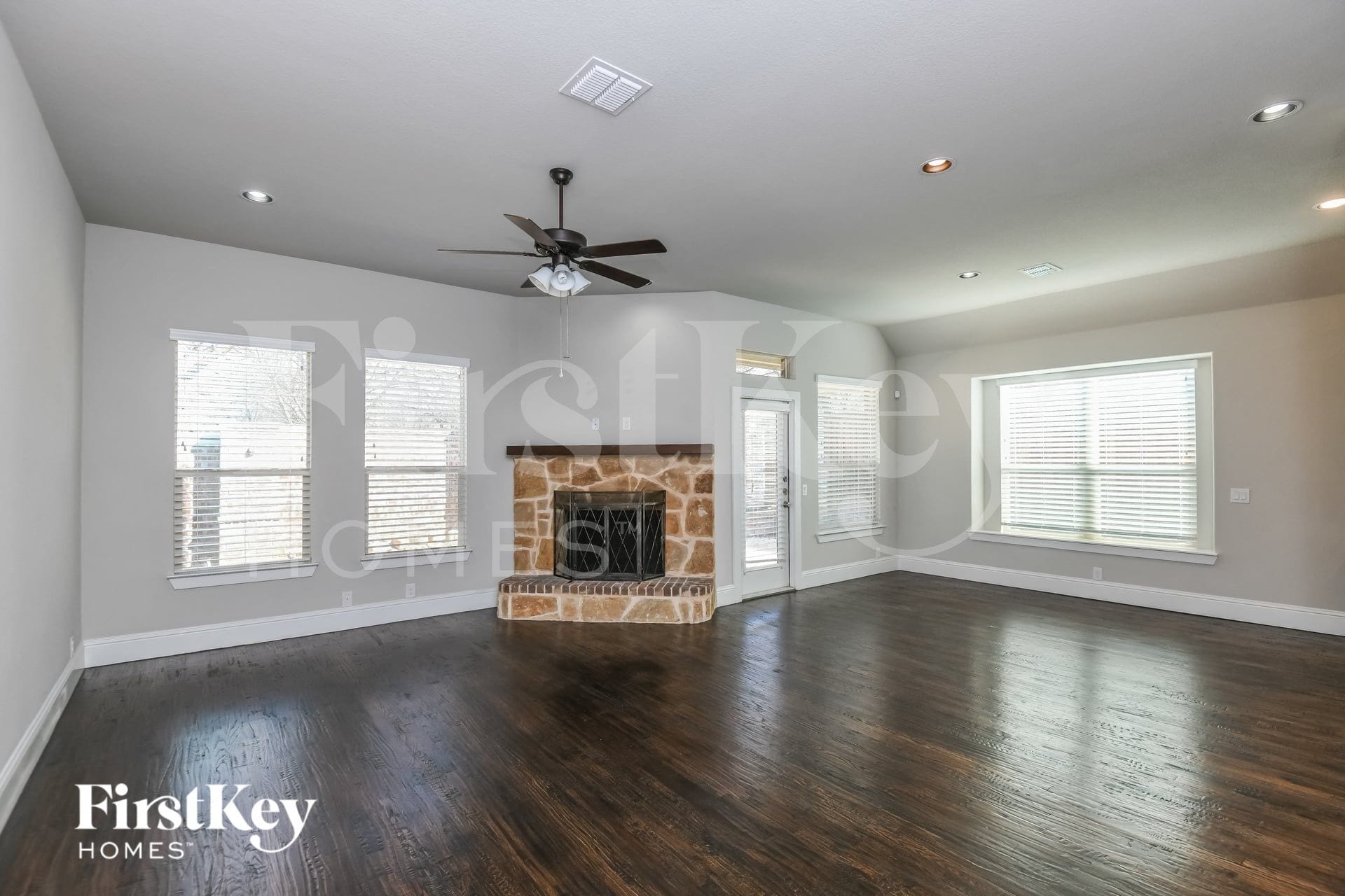 Building Photo - 2404 Cabrillo Ln
