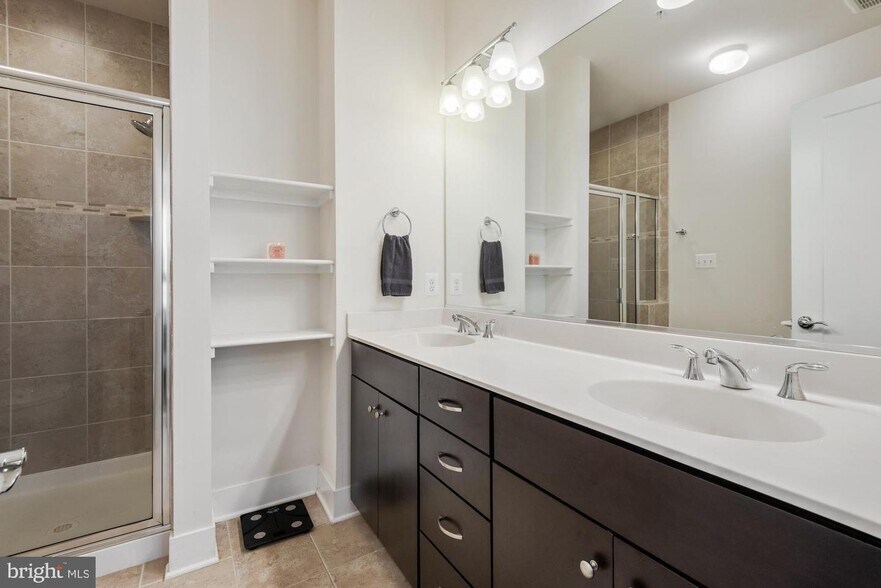Primary full bath - 924 King Farm Blvd