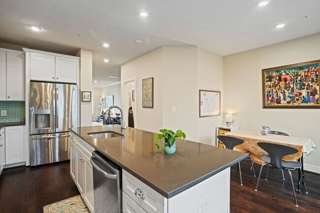 Building Photo - 820 Fern Pl NW