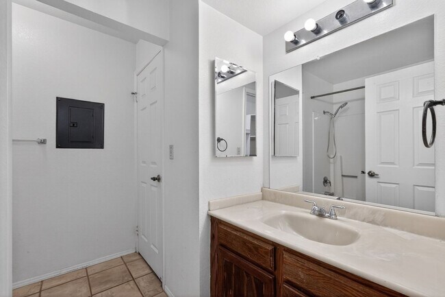 Building Photo - Charming 2BR Condo in Mesa