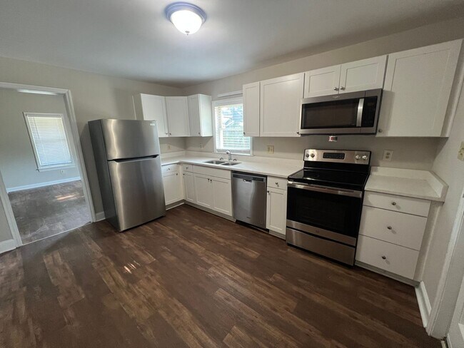 Building Photo - Charming 2-bedroom, 1-bath home on a corne...