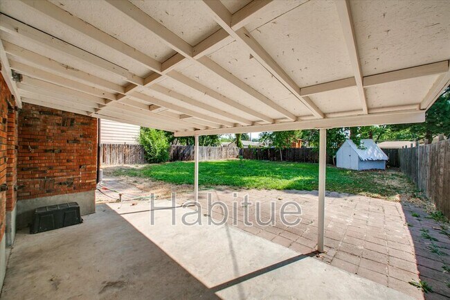 Building Photo - 414 S Pond St