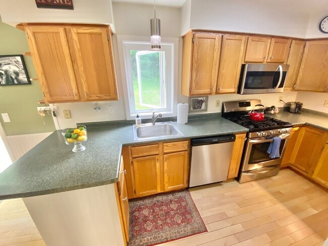 Building Photo - 3 Bedroom Home Colchester Available 8/15th!
