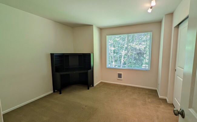 Building Photo - North Lynnwood Spacious Townhome with 2 car garage