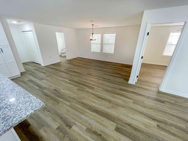 Building Photo - Beautiful 3BR Home Near Mozley Park!