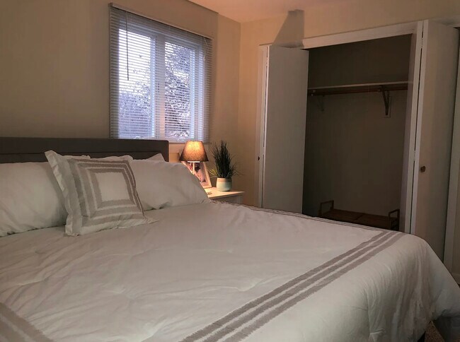 Building Photo - 84 W Belvidere Rd