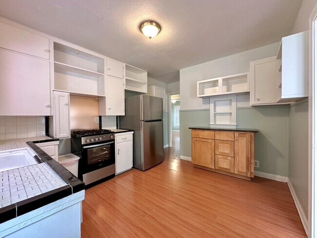 Building Photo - 914 E 39th St