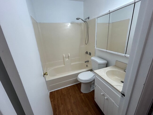 Building Photo - 2BR/1BA Move-In Ready Hermitage Property !