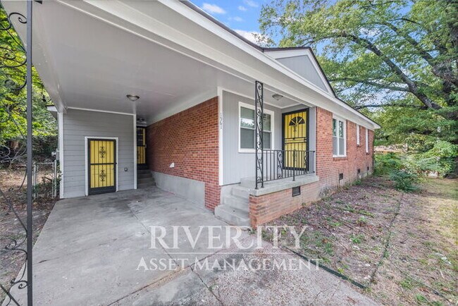 Building Photo - Big 4 bedroom, 1-Bathroom Home In Frayser!...