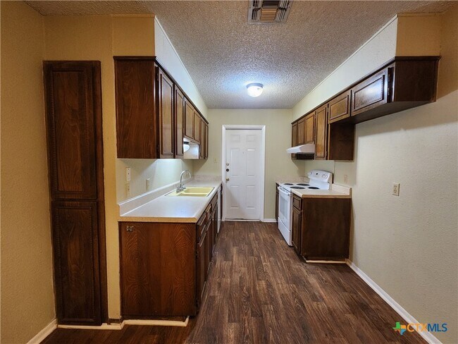 Building Photo - 317 Briarwood Dr
