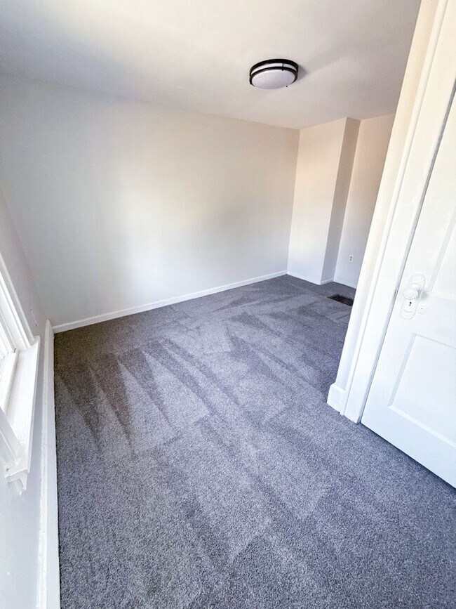 Building Photo - Move-In Ready 3 Bedroom Home w/ Fresh Pain...