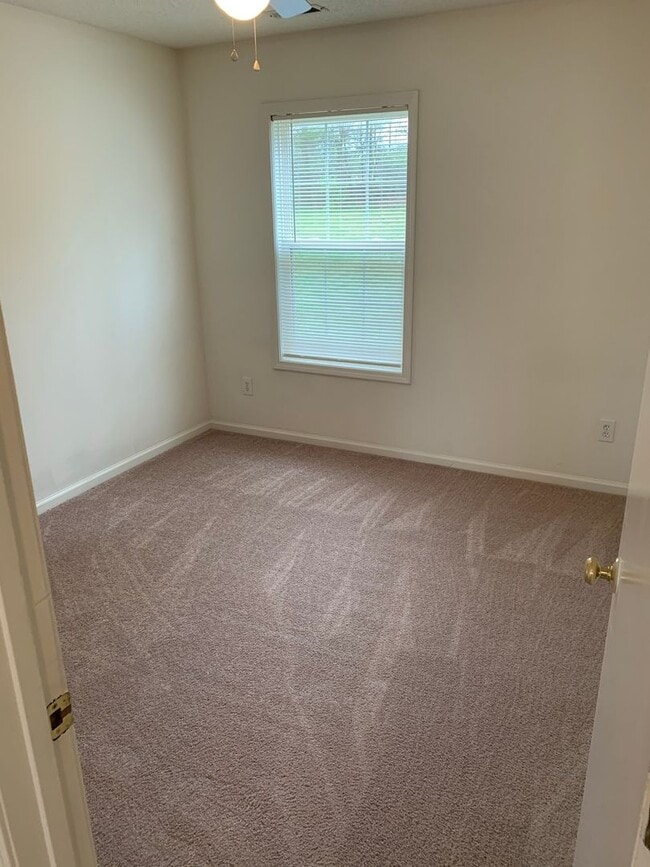 Building Photo - 113 Springwood Ln