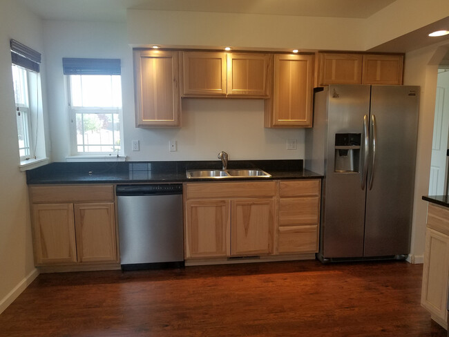 Building Photo - Radiant lake - 3 Bedroom Home