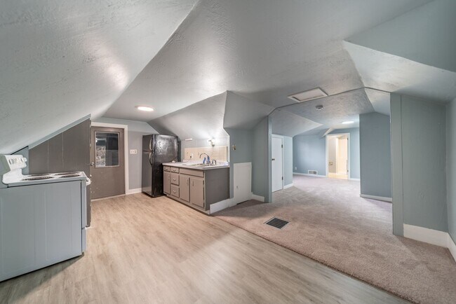 Building Photo - 409 Racine St