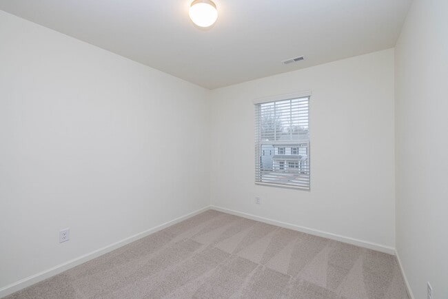 Building Photo - Charming Townhome community   3br 2.5ba with a cooks kitchen with island minutes from I-85 and sh...