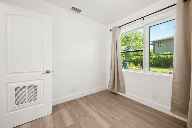 Building Photo - Spacious 1 Bed / 1 Bath Apartment Near Downtown Miami