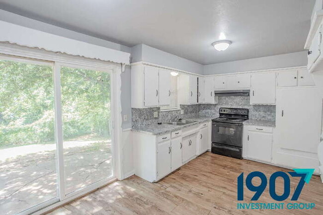 Building Photo - Charming 3-Bedroom Home in Del City - Read...