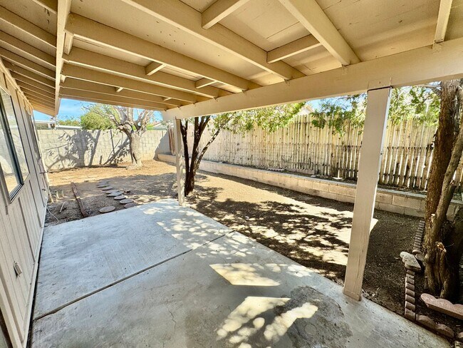 Building Photo - 2 Bedroom/2 Bath Home! Has Backyard, One Car Garage, NO HOA!