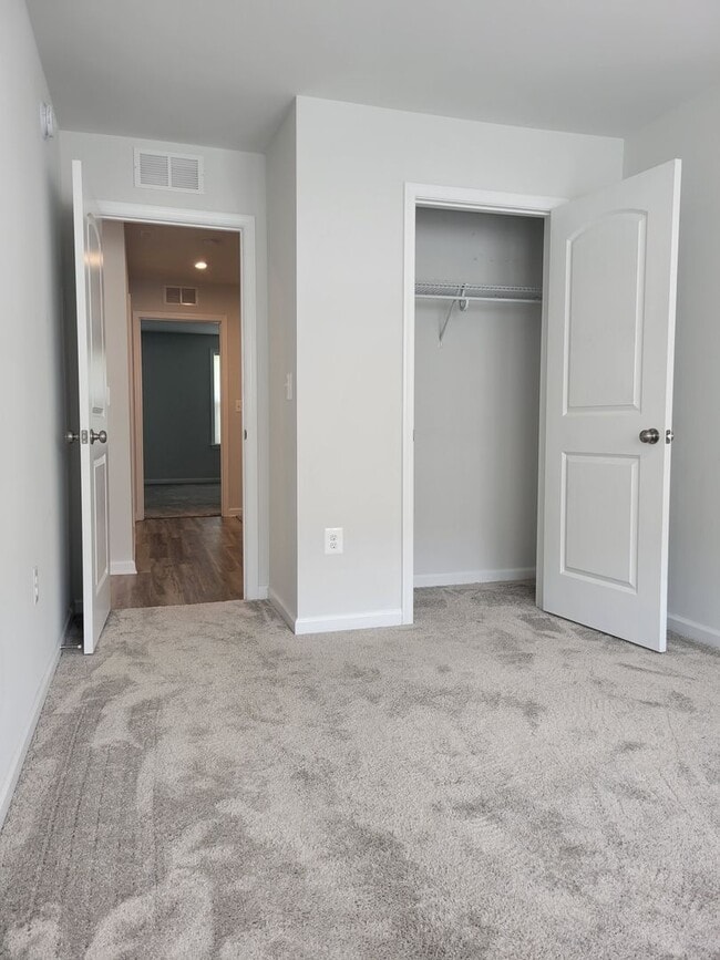 Building Photo - Immaculate 3 bedroom townhouse centrally located in Bon Air