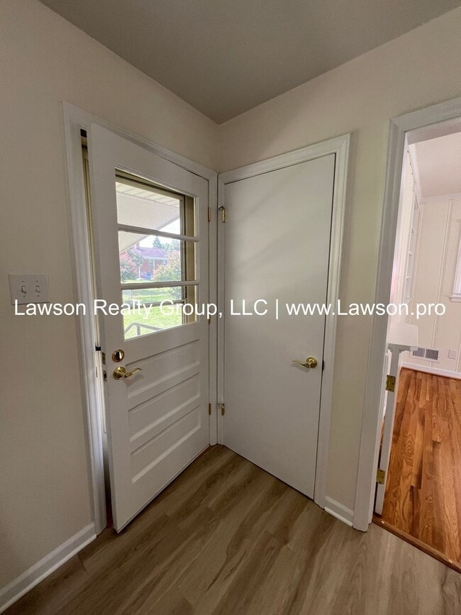 Building Photo - Pristine Brick Ranch with Covered Back Patio!