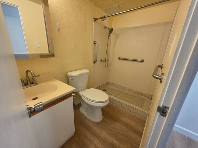 Building Photo - Fern Terrace - Renovated 2/2/1 with spacious lanai and washer/dryer in unit!